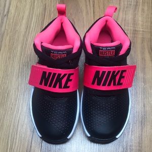 New Nike Team Hustle D8 pink and black size 11c